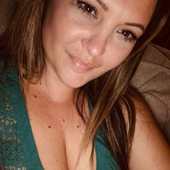 Meet your Posher, Nichole - Picture 2 of 2